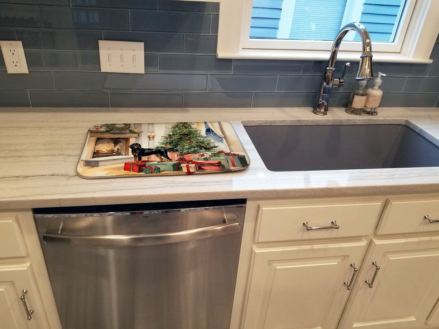 Black and Tan Coonhound Cozy Christmas Dish Drying Mat