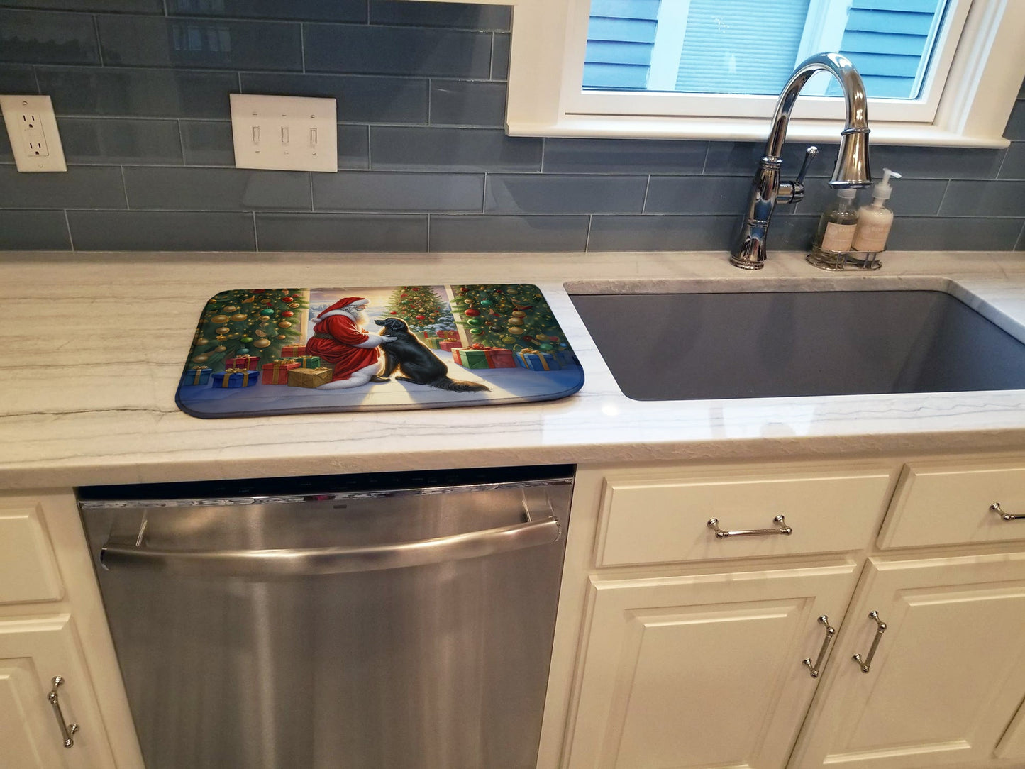 Flat-Coated Retriever and Santa Claus Dish Drying Mat