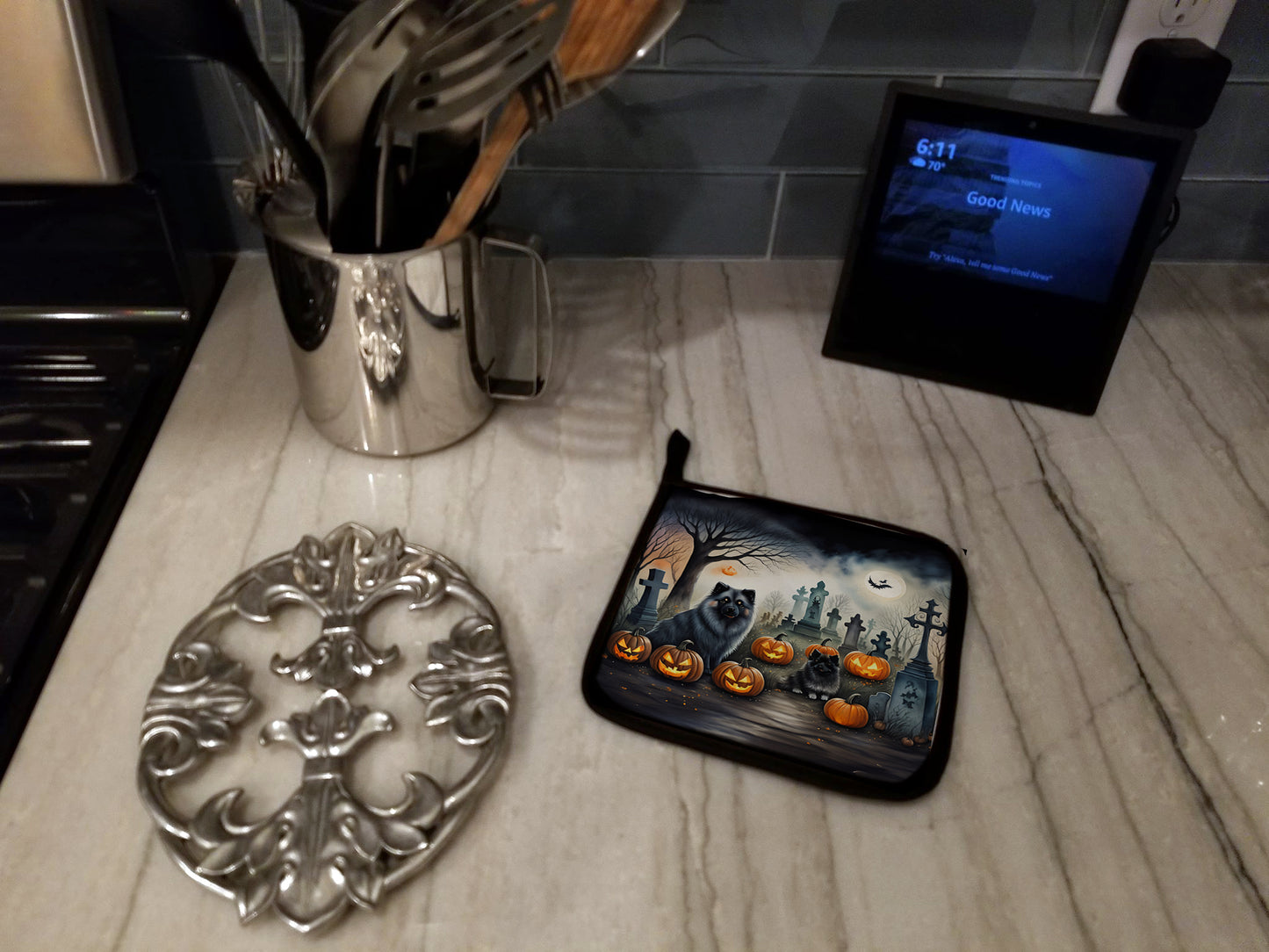 Keeshond Spooky Halloween Pair of Pot Holders