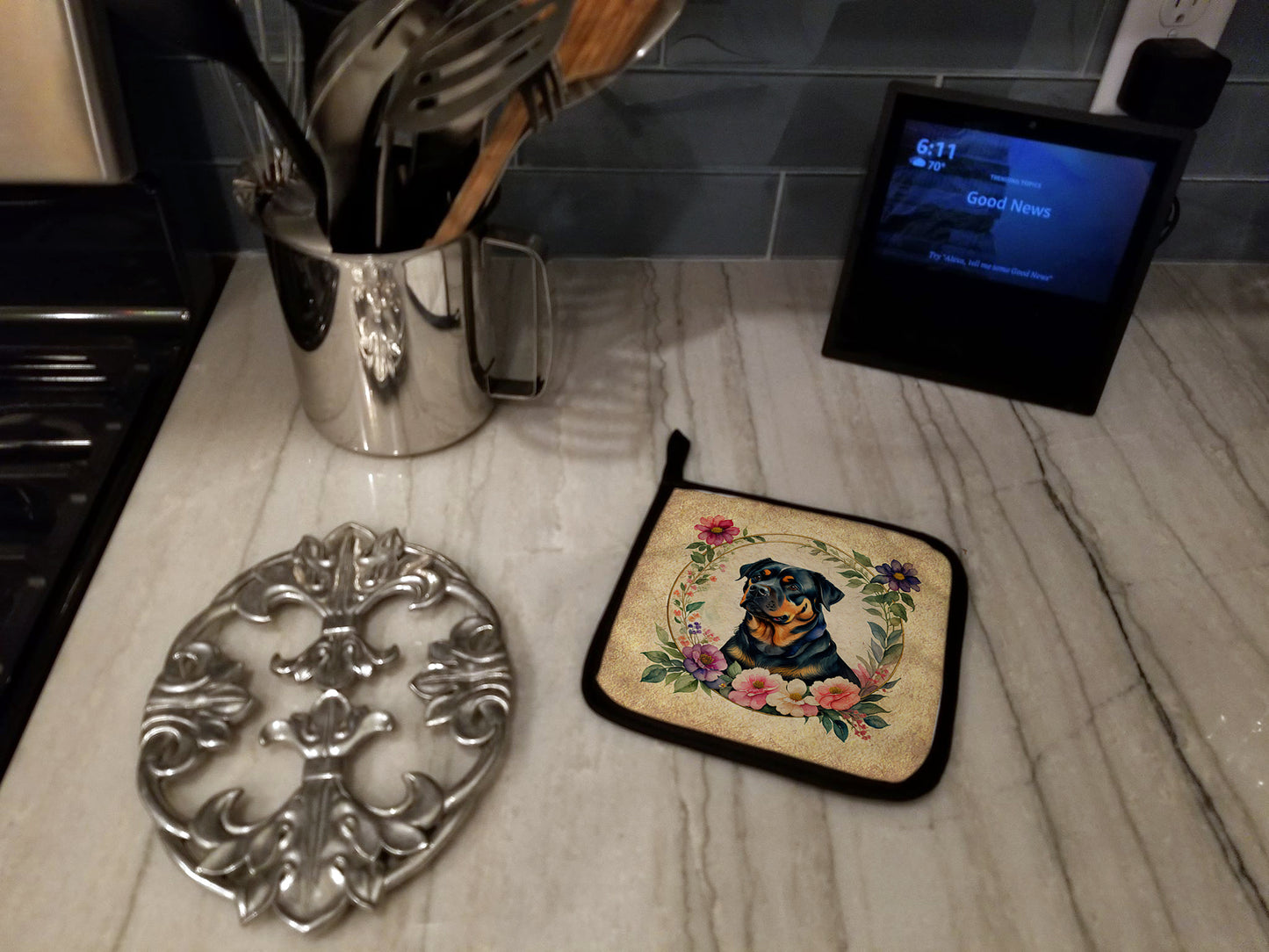 Rottweiler and Flowers Pair of Pot Holders